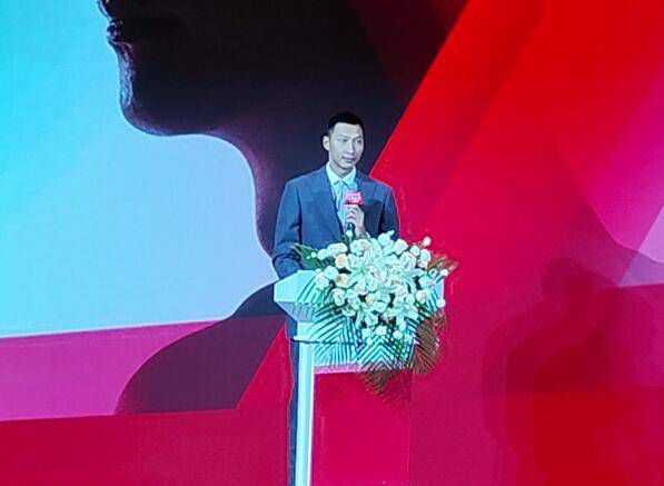特拍指导李鹤说当时唐探的十三推理空间，他们为这个特殊开发了一个设备叫数控轨道，它可以起幅落幅，中间的速度可以做完全一致。
