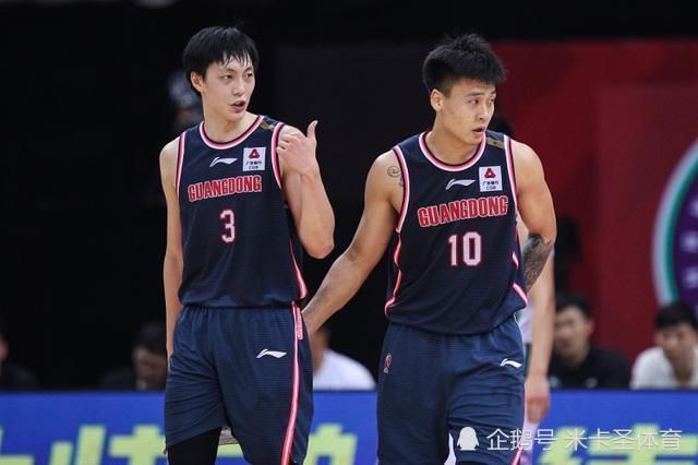 《中国机长》单日票房环比下降21.48%，但走势超过《双子杀手》《航海王：狂热 中国电影这十年荣耀时刻 共有59部影片票房超10亿 2022-10-13 日前，电影频道中国电影报道栏目推出《中国电影这十年——图说电影》系列特别报道，带大家回顾中国电影十年间的那些荣耀时刻。
