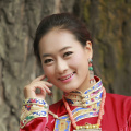 他用了一种非常轻松的方式，把观众带入这个故事，或者说是带入他为观众制作的梦境，用一个非常当下，以及通俗的内核，让观众享受这场穿梦之旅。